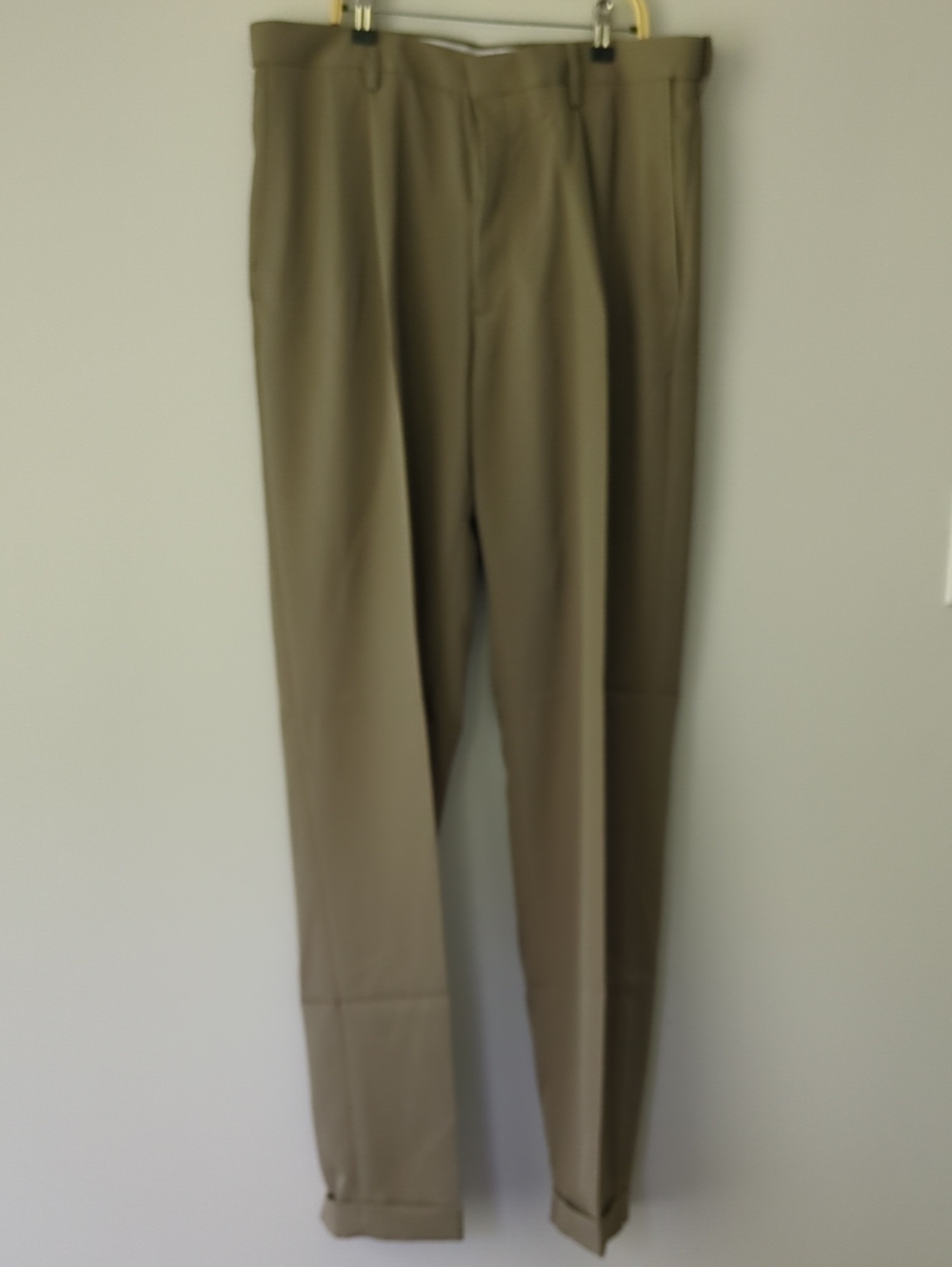 Haggar Men's Mynx Pleated Dress Pant Chinos in Khaki size 34 x 34 NWT